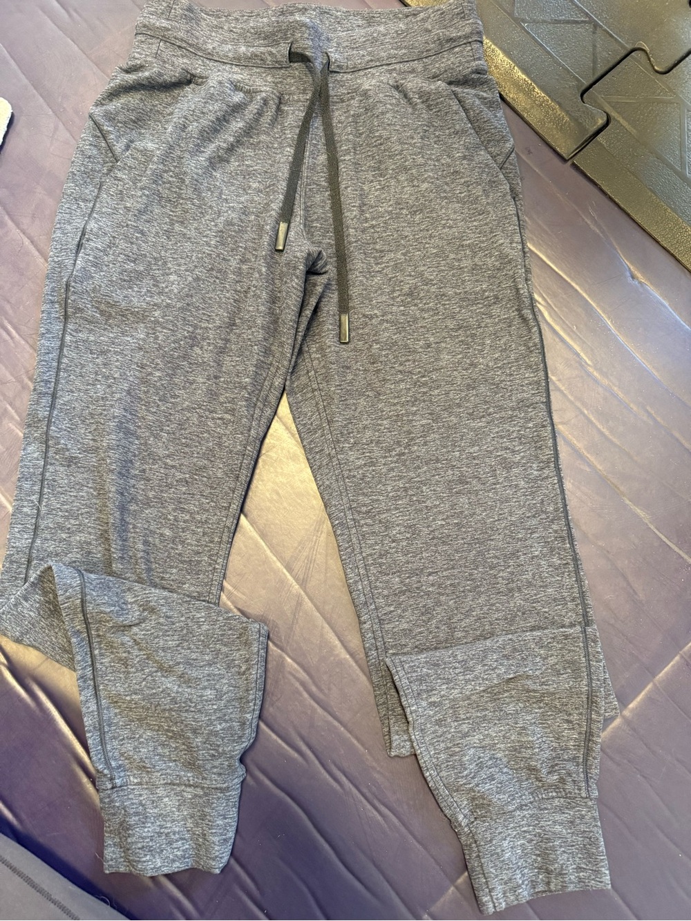 Women’s Lululemon Dark‎ Heather Gray Jogger Pants size 4 with pocket’s